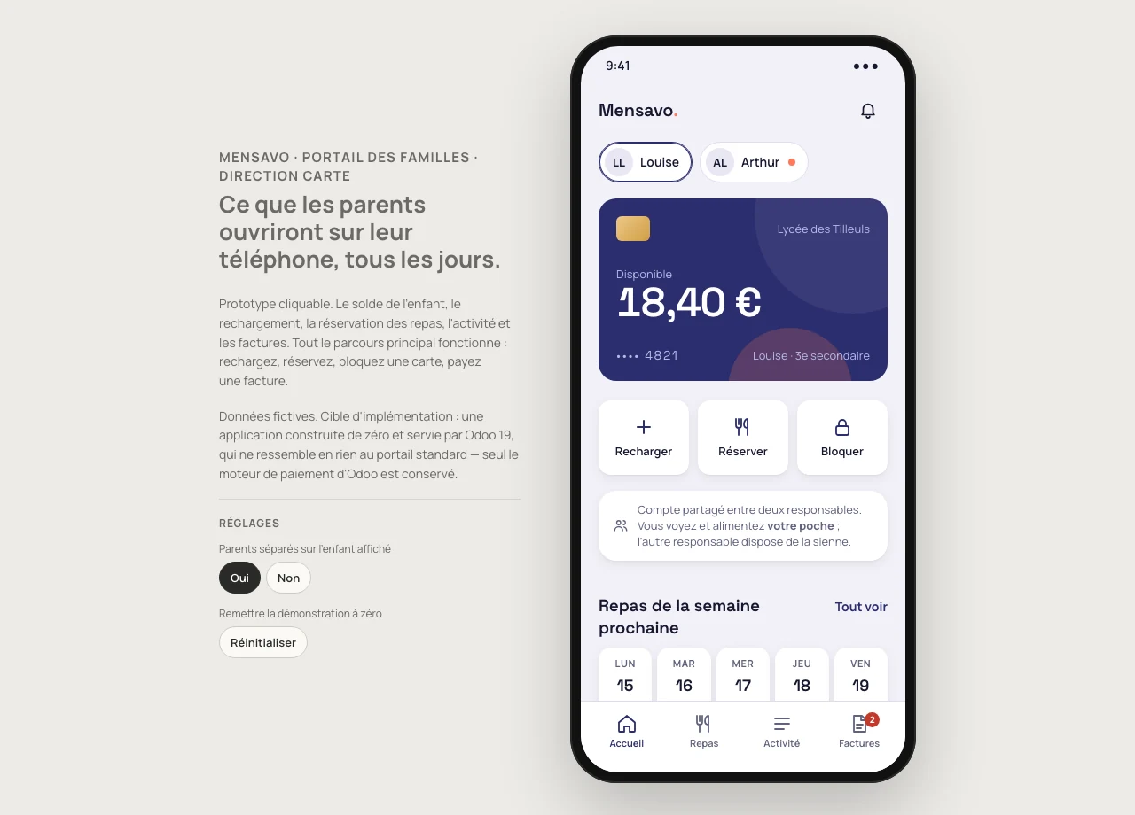 Présentation du portail des familles Mensavo dans un cadre de téléphone, écran d'accueil avec le solde disponible et la carte de l'élève.