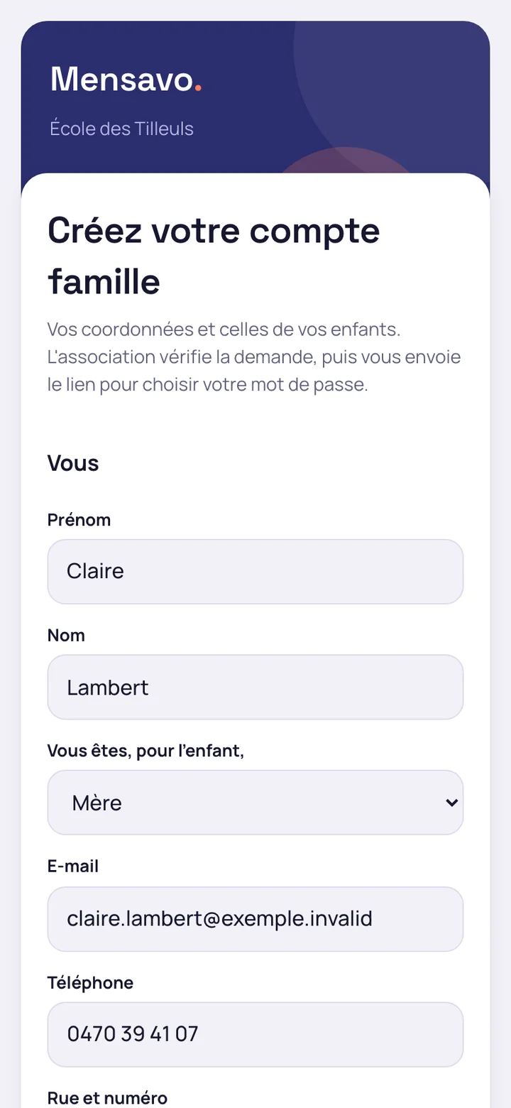 Formulaire d'inscription ouvert sur téléphone : coordonnées du responsable et de ses enfants